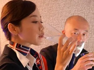 Ngực chảy xệ xuống bụng. Tôi rất thích kiểu ngực này.