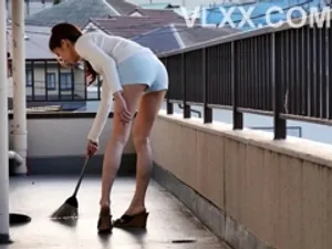 Con gái riêng bú chuối cho dượng trong lễ mừng năm mới cùng gia đình