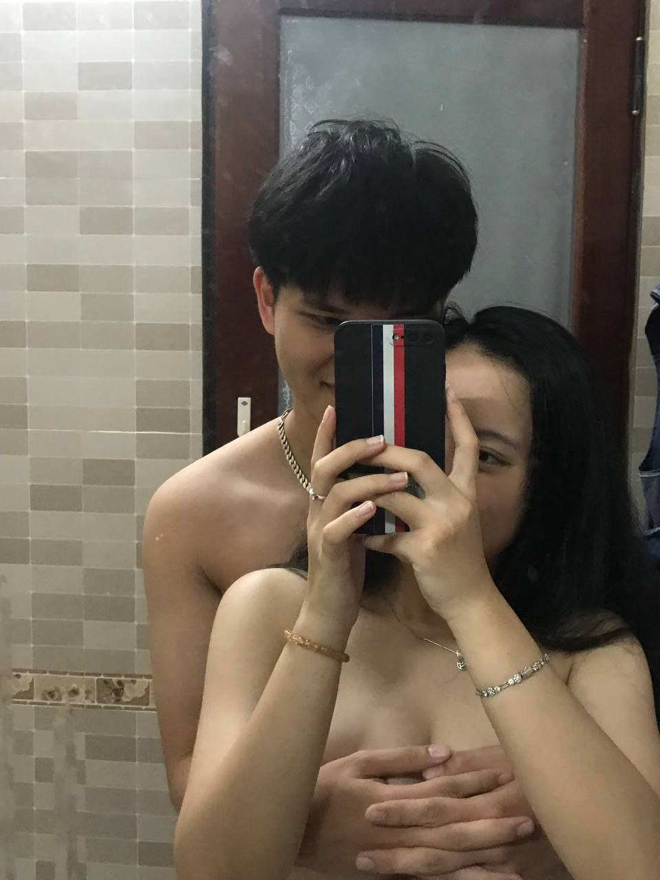 Núm vú cực lớn