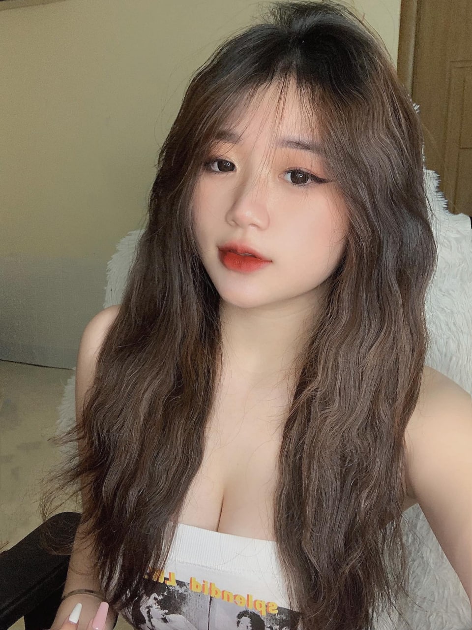 Nữ hoàng mới quyến rũ với đôi môi đỏ rực! Tất đen và đôi chân đẹp thủ dâm! Nâng quần áo xuống, nhào nặn ngực và nâng mông to béo lên