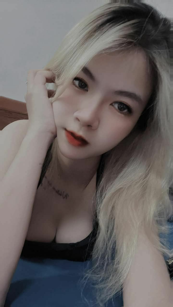 Em nhân viên văn phòng lạc vào bộ tộc cung khủ